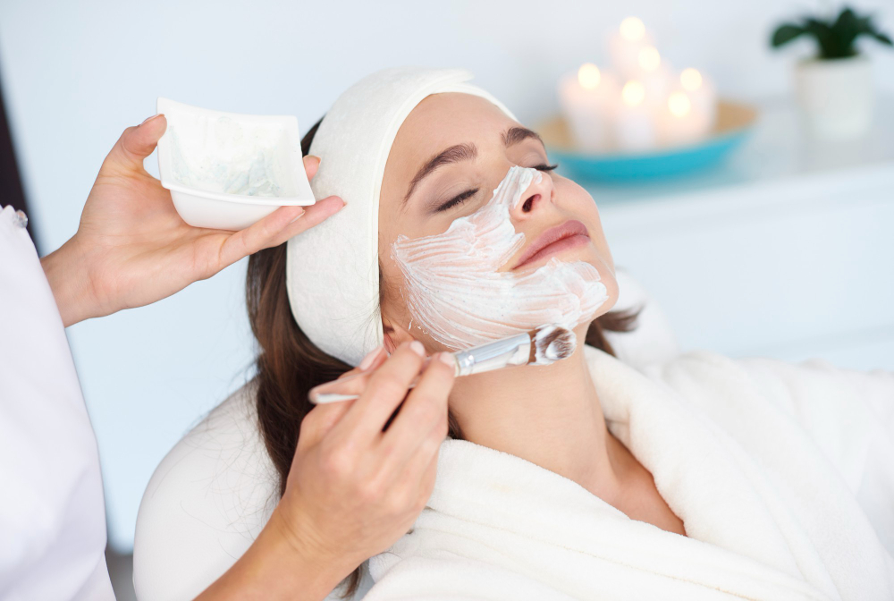 Women getting facial service in best women salon in Women Zone